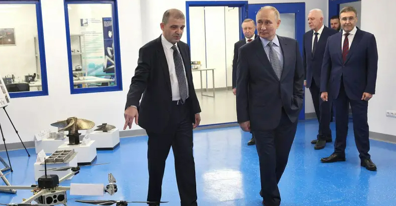 Президент Путин ознакомился с деятельностью петербургской «Корабелки» и встретился со студентами